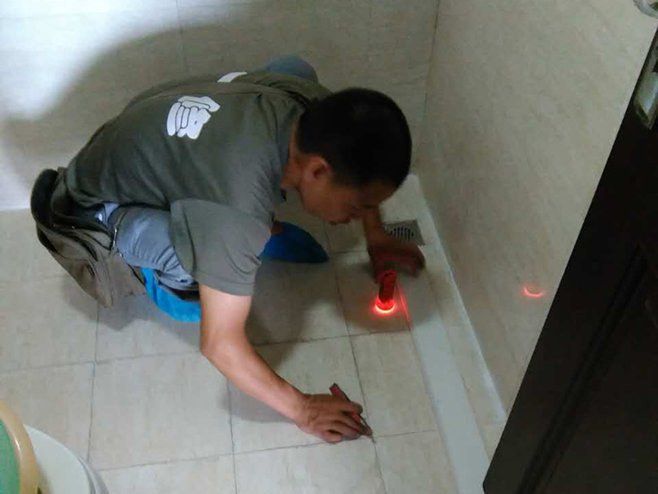 衛生間地漏漏水被樓下找上門，記住這三大點輕松解決