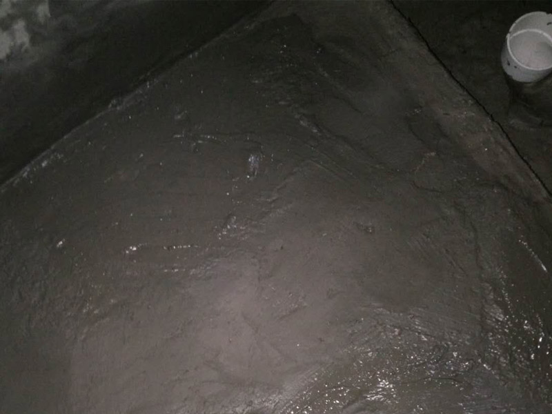 廁所找平刷防水裝修：第一步：清理墻面和地面 在涂刷防水涂層之前，先要清理墻面和地面，同時(shí)要用連接的氣泵皮管吹盡陰角處的浮沉。第二步：刷防水涂料，刷防水涂料時(shí)先刷墻角部位，交接處應(yīng)有200mm，墻角涂刷完成后涂刷墻體，不得有漏刷情況。第三步：閉水試驗(yàn)，在涂刷完防水涂料后，不能立刻貼瓷磚，還必須進(jìn)行防水測(cè)試。堵住衛(wèi)生間排水口、地漏等，然后將衛(wèi)生間積水2~3cm。24小時(shí)后到樓下查看是否有水滲漏，一旦發(fā)現(xiàn)有滲水痕跡，必須馬上返工。