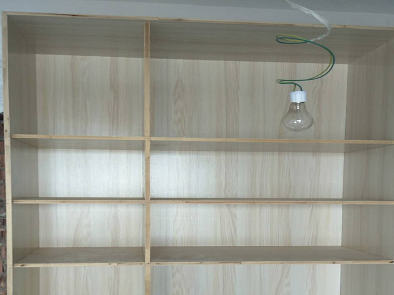 臥室衣柜安裝：定制家具安裝類似與成品家具安裝，各個單元板塊經過五金件連接組裝而成。根據螺絲位置將板件拼接好，將扣件按入餅孔內旋轉鎖緊，在此過程中一定要注意板件拼接先后順序以免反復拼接。鎖好所有扣件后，需要釘背板的釘好背板。在門板鉸鏈孔位置安裝好鉸鏈，接著安裝門板，調整鉸鏈使門板齊整、門縫均勻。安裝衣通等五金件，與墻接觸面打膠處理，做好保潔，衣柜安裝完成。