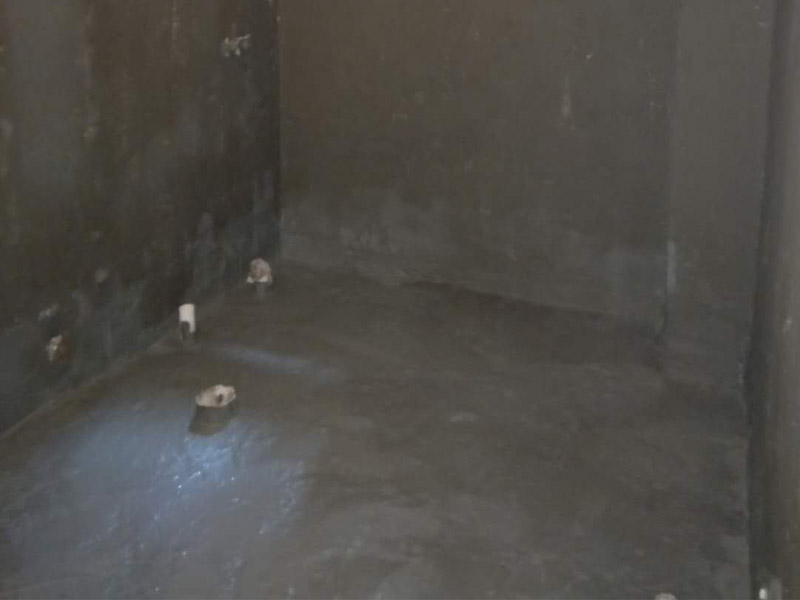 衛(wèi)生間地面墻面防水裝修：首先做防水之前，一定要將地面清理干凈，用水泥砂漿將地面找平，然后用聚氨酯防水涂料反復涂刷2至3遍2，墻與地面之間的接縫及上下水之間的管道地面接縫處是最容易出現(xiàn)問題的地方，防水涂料一定要涂抹到位。一般防水處理中墻面要做30厘米高的防水處理，但是非承重的輕體墻，就要將整面墻做防水，至少也要做到1，8米高。墻體內(nèi)埋水管，做到合理布局，鋪設(shè)水管一律做大于管徑的凹槽，槽內(nèi)抹灰圓滑，然后凹槽內(nèi)刷聚氨酯防水涂料。