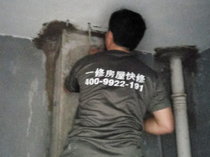 墻面高壓灌漿補(bǔ)漏裝修：首先確定灌漿孔位置及間距。清理干凈需要施工區(qū)域。然后使用電錘等鉆孔工具沿裂縫兩側(cè)進(jìn)行鉆孔，鉆頭14mm，鉆孔角度≤45°，鉆孔深度≤結(jié)構(gòu)厚度2/3，鉆頭深度≤結(jié)構(gòu)厚度的2/3，鉆孔必須穿過裂縫。在鉆好的孔內(nèi)安裝止水針頭，針頭后帶膨脹橡膠，并用專用內(nèi)六角扳手?jǐn)Q緊，使灌漿嘴周圍與鉆孔之間無空隙，不漏水。用高壓灌漿機(jī)向灌漿嘴內(nèi)注入潔凈水，觀察出水點(diǎn)情況，并將縫內(nèi)粉塵清洗干凈。立面灌漿順序由上至下，平面可由一端開始，單孔逐一連續(xù)進(jìn)行。灌漿完畢，確認(rèn)不漏即可去掉或敲掉外露的灌漿嘴，清理干凈已固定化的溢露出的灌漿液，最后對(duì)灌漿口進(jìn)行修補(bǔ)、封口處理。