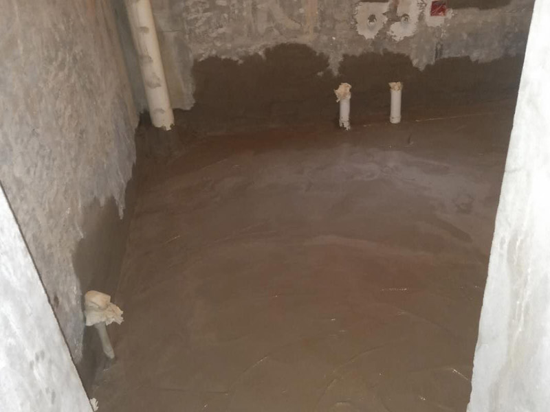 浴室地面找平裝修：第一，地面找平的基底處理，如果基底的處理出現了差錯，可能會導致后期出現乳膠漆掉色掉漆，瓷磚黏貼不牢靠等問題，為了避免這些問題的出現，影響裝修效果。第二，地面找平的具體流程，地面找平在裝修中也分很多類型，有石膏找平、自流平找平、和水泥砂漿找平。這三種是比較常見的地面找平方法，也有著各自的特色和優點，比如說石膏找平就適合那種局部不平但整體平整度不錯的房間，而自流平找平則偏向于整個房間找平，不適用于局部找平，水泥砂漿找平和石膏找平有一定的共通點，適用于小范圍找平。具體選用哪種方面需要依地面的具體情況而定。