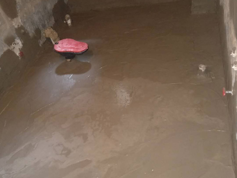 浴室地面找平裝修：第一，地面找平的基底處理，如果基底的處理出現了差錯，可能會導致后期出現乳膠漆掉色掉漆，瓷磚黏貼不牢靠等問題，為了避免這些問題的出現，影響裝修效果。第二，地面找平的具體流程，地面找平在裝修中也分很多類型，有石膏找平、自流平找平、和水泥砂漿找平。這三種是比較常見的地面找平方法，也有著各自的特色和優點，比如說石膏找平就適合那種局部不平但整體平整度不錯的房間，而自流平找平則偏向于整個房間找平，不適用于局部找平，水泥砂漿找平和石膏找平有一定的共通點，適用于小范圍找平。具體選用哪種方面需要依地面的具體情況而定。