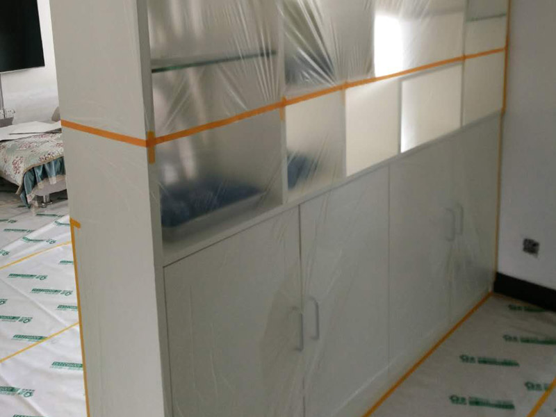 吊頂裝修家具現場保護：1、做好入戶門保護；各類裝修物料的進場、建筑裝修垃圾的清理都必須經過入戶門。在對物品進行搬運時，難免會與入戶門發生磕碰及摩擦。因此，在進行成品保護時，我們首先要做好入戶門的保護。2、做好水電改造期間的成品保護；水電改造完成后，應當對各種管線進行規范的固定，以防脫落;對裸露的線頭要進行包裹，以防發生觸電的危險;做好地面裸線管的固定和保護，防止被踩壞。同時，在搬運物料時，也不要破壞地面鋪設的管線。3、做好瓷磚、地板的鋪貼保護；進行裝修施工時，磁環邊鋪邊勾縫，在崗鋪設的瓷磚、地板上堆放雜物、走動踩踏，地板沒有使用成品保護膜覆蓋等都會影響瓷磚及地板的鋪貼效果，使瓷磚出現施工質量問題。