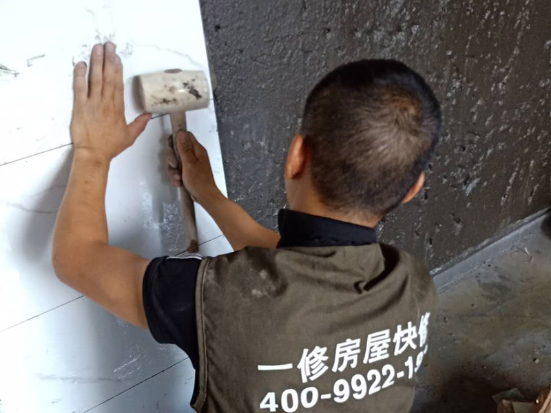 衛(wèi)生間墻面瓷磚鋪貼：首先應(yīng)除去基層表面的污垢，油漬，浮灰;除去基層上所有涂料層，膩?zhàn)訉?如果基層未能達(dá)到平整度要求，需對基層進(jìn)行預(yù)先的找平處理；鋪貼瓷磚前需事先找好垂直線，以此為基準(zhǔn)鋪貼的瓷磚高低均勻、垂直美觀;將調(diào)制好的漿料均勻地抹在瓷磚背面，要求漿料飽滿；將瓷磚平整地鋪貼在基層上，使用橡膠錘將瓷磚拍實(shí)鋪平。