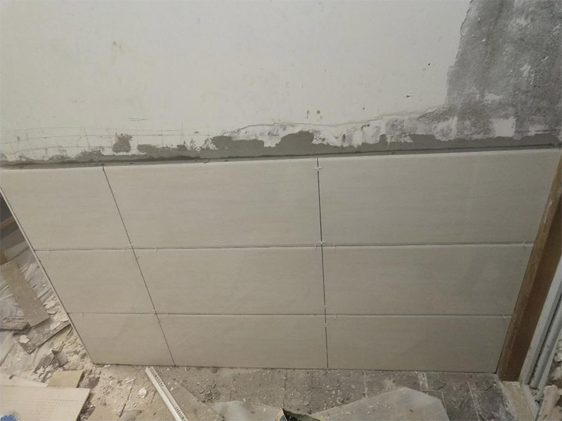 局部鏟墻貼磚裝修：1、瓷磚鋪貼之前用水浸泡：
首先將經過預選的瓷磚背面清理干凈，并浸水2小時以上。瓷磚浸水后，在鋪貼前應從水中取出，并用棉布擦去表面水分或將表面水分晾干后才能進行鋪貼。
2、鋪貼瓷磚之前吊垂線：
鋪貼開始前還應當在墻面找平層上吊垂線，以確定瓷磚的出墻尺寸線，并拉水平線，這樣鋪貼時既能夠做到表面平整，又能夠做到瓷磚橫平豎直。