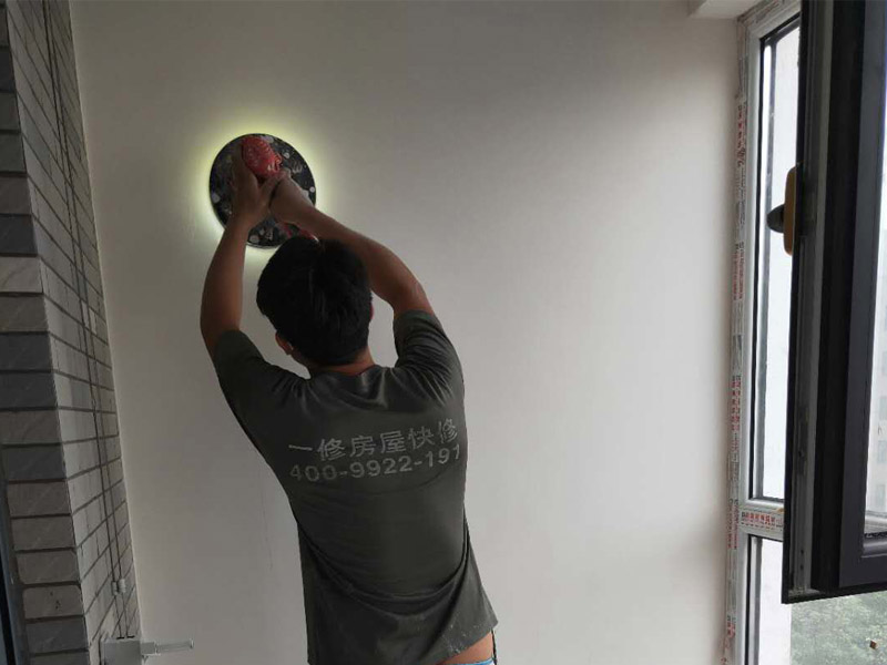 新房墻面打磨裝修：1、舊墻皮鏟除（如為新房，且墻面為水泥平整墻面，此步驟不需要）。
2、墻面清理，檢查是否有孔洞、油污、不平整的地方，如有需要，先修補然后施工。
3、批刮膩子，選用較好的墻襯一類的防水膩子，一般為2遍，第一遍批刮后1小時表干后打磨平整。
4、批刮第二遍膩子，干燥后打磨，注意選用600目以上砂紙，否則墻面刮痕會嚴重。
5、用200瓦的大燈泡靠近墻面檢查是否有不平整或砂眼，如有局部修補。
6、用干凈毛巾徹底清理墻面灰塵，用吸塵器清理干凈。
7、調配乳膠漆底漆，選用較好的羊毛刷或使用噴涂方式施工。
8、按次序涂刷1遍底漆，2遍面漆。