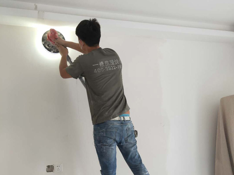 新房墻面打磨裝修：1、舊墻皮鏟除（如為新房，且墻面為水泥平整墻面，此步驟不需要）。
2、墻面清理，檢查是否有孔洞、油污、不平整的地方，如有需要，先修補然后施工。
3、批刮膩子，選用較好的墻襯一類的防水膩子，一般為2遍，第一遍批刮后1小時表干后打磨平整。
4、批刮第二遍膩子，干燥后打磨，注意選用600目以上砂紙，否則墻面刮痕會嚴重。
5、用200瓦的大燈泡靠近墻面檢查是否有不平整或砂眼，如有局部修補。
6、用干凈毛巾徹底清理墻面灰塵，用吸塵器清理干凈。
7、調配乳膠漆底漆，選用較好的羊毛刷或使用噴涂方式施工。
8、按次序涂刷1遍底漆，2遍面漆。