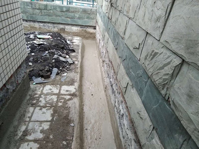 屋頂排水溝抹灰防水裝修：1．在干燥基面上施工防水涂料前應先濕潤基面至無明水為準，若基面潮濕但無明水可直接施工。 2．按配比先將防水漿料乳液倒入拌料桶中，然后再將粉料倒入，充分攪拌至均勻、無料粒糊狀，靜置十分鐘后再攪拌一下，效果更佳。 3．用毛刷或滾刷直接將膠漿涂刷在基面上，待第一層完全干透后（約2小時或手擦不粘為準），再涂刷第二遍，兩遍的涂刷方向應交錯。 4．在操作進程中應保持間斷性攪拌以防止膠漿沉淀。aqbzp_9 5．待防水層完全干固后，方可在其上面做砂漿保護層或其它覆蓋層。