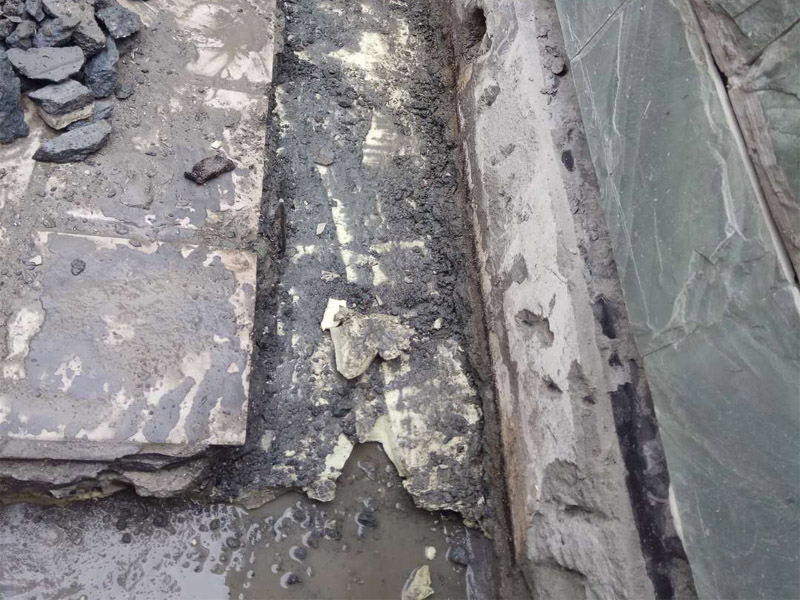 屋頂排水溝抹灰防水裝修：1．在干燥基面上施工防水涂料前應先濕潤基面至無明水為準，若基面潮濕但無明水可直接施工。 2．按配比先將防水漿料乳液倒入拌料桶中，然后再將粉料倒入，充分攪拌至均勻、無料粒糊狀，靜置十分鐘后再攪拌一下，效果更佳。 3．用毛刷或滾刷直接將膠漿涂刷在基面上，待第一層完全干透后（約2小時或手擦不粘為準），再涂刷第二遍，兩遍的涂刷方向應交錯。 4．在操作進程中應保持間斷性攪拌以防止膠漿沉淀。aqbzp_9 5．待防水層完全干固后，方可在其上面做砂漿保護層或其它覆蓋層。