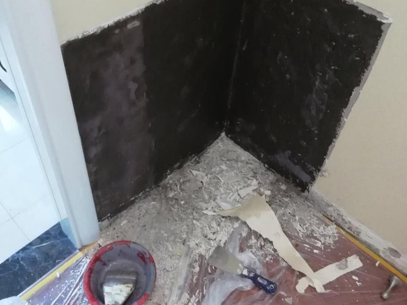 局部墻面修補維修：白墻或者裸墻局部鼓起或者輕微龜裂剝落的話，可以把出現問題的地方鏟除，并將鏟除后的邊緣磨平滑后，重新刮一次膩子，上底漆，再刷再涂，這樣就可以及時修補，不過可能會跟原來的墻面有一點色差。 對于局部剝落比較嚴重的情況，就有必要考慮是否是墻面基底根本沒做好的原因。將原墻體鏟除至墻面基層，用界面劑或者封固底漆重新涂刷一遍，再按照粉刷石膏找平、貼網格布(加固防裂)、批刮墻襯三遍后打磨平整，整個基層質量此時就會好很多。