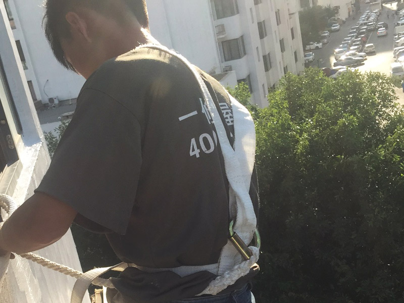 高空外墻粉刷裝修:1、基層處理：在對外墻粉刷之前，首先需要將墻面基層的灰塵與雜志清理干凈，那些比較破舊的層面與耐水性較差的涂層需要鏟除，如果表面有凹凸不平的地方，則需要用水泥砂漿進行抹平。2、刷底膠：在對墻面刷底膠時，需要先將膠水按照說明書上注明的比例進行稀釋，稀釋好之后，再將膠水用輥筒均勻涂刷墻面兩遍左右，注意膠水的薄厚要均勻，不能過多也不能過少。3、局部補膩子：基層底膠干燥之后，則需用膩子將墻面找平。4、滿刮膩子：膩子放在托板之上，讓后再用橡皮刮板對墻面進行涂刷，最好從上往下涂，最好涂刷2到三遍，需要注意的是，膩子不能涂刷太厚，膩子涂刷后需要用砂紙進行打磨，打磨力度需要合適，打磨完之后需要將表面灰塵給清除。5、刷底涂料：采用滾筒對墻面涂刷，涂刷時需要均勻，不能漏刷，也不能刷得過厚，底料干后，如果表面有要進行修補的地方，最好用膩子進行修復(fù)在進行砂平。