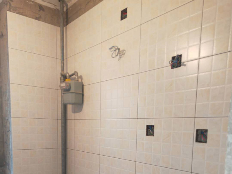 墻面瓷磚鋪貼裝修：1、確保改造墻體能充分干燥；2、基層處理，清理墻面上的各類污物，打掃干凈現(xiàn)場，特別是腳落里；3、用泥刀先批墻，后用水泥漿找平；4、墻面要刷防水涂料，防止貼后浸水；5、找水平基準(zhǔn)線，然后把攪拌好的粘結(jié)劑漿料均勻的刮到墻上；5、水平檢測瓷磚鋪貼完后，工人會用專業(yè)測量儀，來檢查貼后瓷磚的平整度，確保最終的效果令客戶滿意，鋪貼好的瓷磚一定要有保護(hù)措施，可以用薄膜來加以保護(hù)。