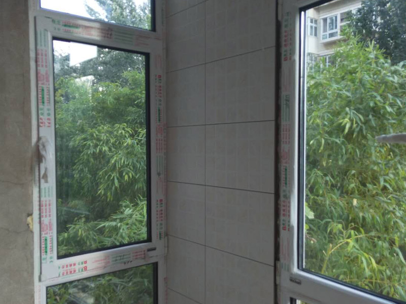 墻面瓷磚鋪貼裝修：1、確保改造墻體能充分干燥；2、基層處理，清理墻面上的各類污物，打掃干凈現(xiàn)場，特別是腳落里；3、用泥刀先批墻，后用水泥漿找平；4、墻面要刷防水涂料，防止貼后浸水；5、找水平基準(zhǔn)線，然后把攪拌好的粘結(jié)劑漿料均勻的刮到墻上；5、水平檢測瓷磚鋪貼完后，工人會用專業(yè)測量儀，來檢查貼后瓷磚的平整度，確保最終的效果令客戶滿意，鋪貼好的瓷磚一定要有保護(hù)措施，可以用薄膜來加以保護(hù)。