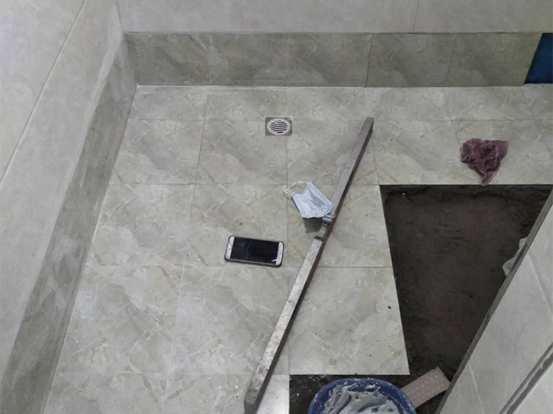 衛生間貼瓷磚：瓷磚內部有很多細微的空隙，具有一定的吸水性。如果不泡水或泡水不充分就直接鋪貼的話，瓷磚會將水泥的水分吸走，使得瓷磚與水泥連接部分出現空隙，粘結不牢，從而造成空鼓、瓷磚脫落等問題；墻面在貼磚前要檢查清理，如果墻體有裂紋必須先進行處理；鋪貼瓷磚時，應及時將瓷磚縫中多余的粘接材料刮理干凈，等粘接材料凝固后，可以用白水泥、石膏灰漿或色漿將接縫刷一遍，并用棉紗將灰漿擦勻、填滿。