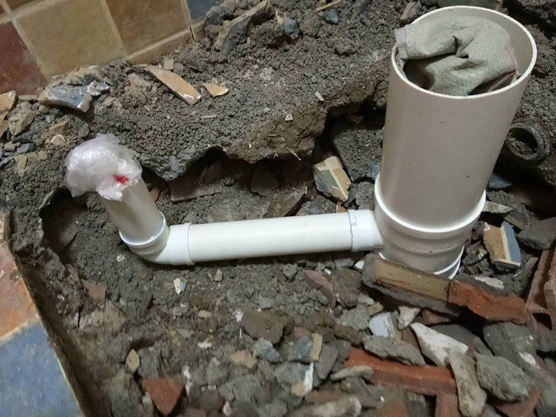 廁所管道重裝，地面找平：1、關閉水管總閥。(即水表前面的水管開關)2、打開水龍頭20分鐘，確保沒水再滴后關閉所有的水龍頭。3、關閉馬桶水箱和洗衣機等進水開關。4、打開水管總閥。5、打開總閥后20分鐘，查看水表是否走動，包括緩慢的走動。如果有走動，即為漏水了。如果沒有走動，可能沒事。建議施工完一定要進行水壓測試實驗，一般打壓8公斤，時間20-30分鐘。 在地面找平工程上，我們需要注意3個小方面，即平整度、地面抹灰及養護。地面找平對平整度有極高的要求，它通常將地面平整度分為3個環節分別采取不同的措施進行修整，嚴格控制地面落差。另一方面，地面抹灰是地面找平不可缺少的一個環節，我們常根據面層抹灰的厚度來找出地面抹平的基準線。最后但同樣重要的是地面的養護，在地面找平工作完成后是需要對地面進行養護的，我們可以通過適量灑水養護，并且養護的時間應該不少于7天，這樣才能保證地面找平工程的質量。
