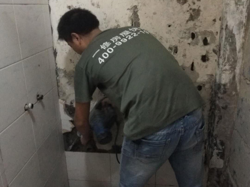 局部瓷磚拆除裝修：衛(wèi)浴用具拆除后可以對墻面瓷磚進行拆卸。拆卸一般是從墻體的下方往上方敲，從瓷磚的邊緣往里面敲，還需要根據(jù)拆卸的位置選擇適當(dāng)?shù)那么u力度。敲磚是從墻體下方開始敲，從每塊瓷磚的邊緣開始敲。如果先敲上面的瓷磚，地面堆積瓷磚較多，擋住墻體下面的瓷磚，不利于拆卸。另外，敲磚過程中，要不是對地面的瓷磚進行清理，以免瓷磚過多堆積，減慢施工進度以及造成施工意外。 由于二手房的衛(wèi)浴在之前是做了一次防水的，因此在敲磚時必須注意防水層的處理，與屋主溝通好，防水層是否打掉。舊的防水層一般都不打掉，在敲磚后，在原有的防水層上面，再薄薄做一層防水，以提高衛(wèi)浴的防水能力。但如果屋主需要把防水敲掉重新再做。則敲磚需要打到批土層或打到見底。敲插座和龍頭附近的瓷磚時，要慢慢敲，小心摸清電線和水管的走向，以防損壞電線和水管。如果電線或水管已經(jīng)損壞了，要及時進行修補處理，以免留下更多后續(xù)工程。