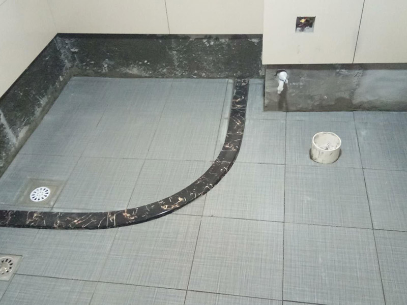 衛(wèi)生間貼磚裝修:1、 衛(wèi)生間墻面在施工前清理墻面的各類污物，用泥刀先批墻，后用水泥漿找平，防止瓷磚貼后有空鼓現(xiàn)象。2、 衛(wèi)生間內(nèi)會防止抽風(fēng)機(jī)、安裝吊頂?shù)龋愿叨纫貏e注意，其次是墻磚與地磚的尺寸要互相對應(yīng)，不能有太大的差異，最后根據(jù)高度、尺寸與整體效果來確定鋪貼方法，如果統(tǒng)一墻面瓷磚不同，大尺寸瓷磚從下往上貼，小尺寸從上往下貼。3、配料將清水逐量加入粉狀粘結(jié)劑內(nèi)，按照說明書上一定的比例調(diào)配。攪拌調(diào)和將粘結(jié)劑漿料攪拌至潤滑均勻，無明顯塊狀或糊涂結(jié)狀，將攪拌后施工漿料靜置5-10分鐘，然后再稍加攪拌