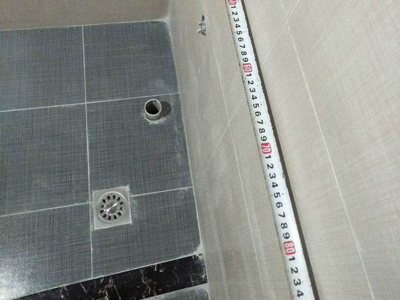 衛(wèi)生間貼磚裝修:1、 衛(wèi)生間墻面在施工前清理墻面的各類污物，用泥刀先批墻，后用水泥漿找平，防止瓷磚貼后有空鼓現(xiàn)象。2、 衛(wèi)生間內(nèi)會防止抽風(fēng)機(jī)、安裝吊頂?shù)龋愿叨纫貏e注意，其次是墻磚與地磚的尺寸要互相對應(yīng)，不能有太大的差異，最后根據(jù)高度、尺寸與整體效果來確定鋪貼方法，如果統(tǒng)一墻面瓷磚不同，大尺寸瓷磚從下往上貼，小尺寸從上往下貼。3、配料將清水逐量加入粉狀粘結(jié)劑內(nèi)，按照說明書上一定的比例調(diào)配。攪拌調(diào)和將粘結(jié)劑漿料攪拌至潤滑均勻，無明顯塊狀或糊涂結(jié)狀，將攪拌后施工漿料靜置5-10分鐘，然后再稍加攪拌