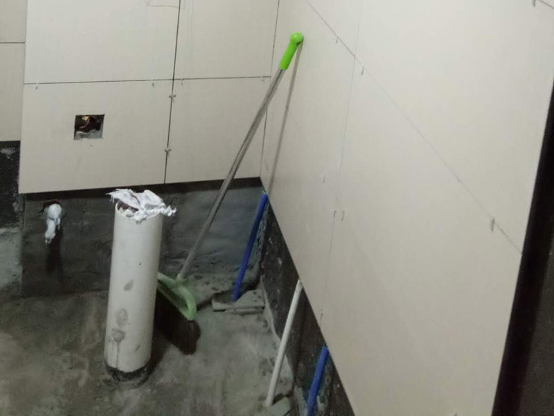 衛(wèi)生間貼磚裝修:1、 衛(wèi)生間墻面在施工前清理墻面的各類污物，用泥刀先批墻，后用水泥漿找平，防止瓷磚貼后有空鼓現(xiàn)象。2、 衛(wèi)生間內(nèi)會防止抽風(fēng)機(jī)、安裝吊頂?shù)龋愿叨纫貏e注意，其次是墻磚與地磚的尺寸要互相對應(yīng)，不能有太大的差異，最后根據(jù)高度、尺寸與整體效果來確定鋪貼方法，如果統(tǒng)一墻面瓷磚不同，大尺寸瓷磚從下往上貼，小尺寸從上往下貼。3、配料將清水逐量加入粉狀粘結(jié)劑內(nèi)，按照說明書上一定的比例調(diào)配。攪拌調(diào)和將粘結(jié)劑漿料攪拌至潤滑均勻，無明顯塊狀或糊涂結(jié)狀，將攪拌后施工漿料靜置5-10分鐘，然后再稍加攪拌