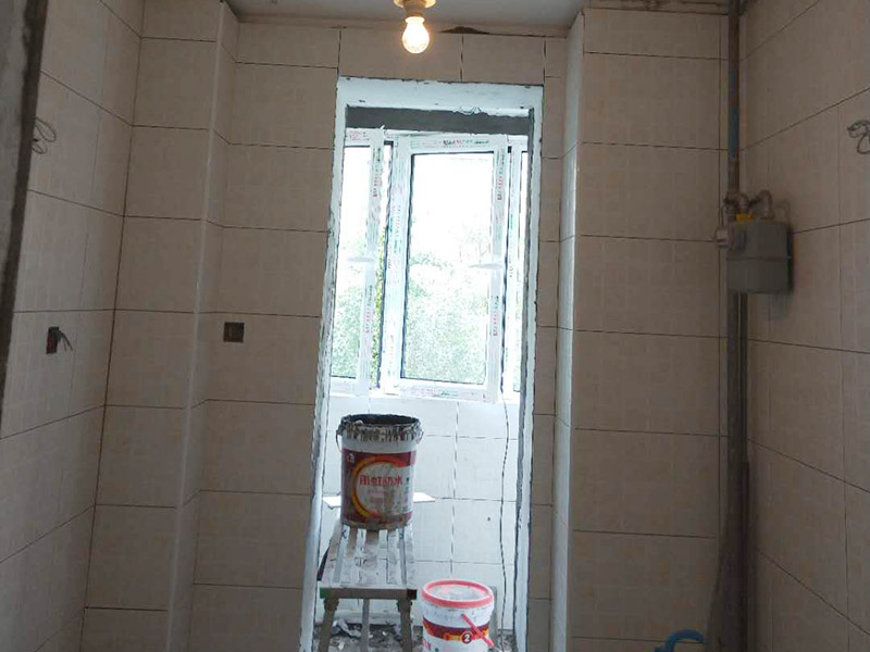 陽臺貼磚裝修：一、瓷磚是否要貼到頂：對于陽臺墻磚所貼的高度，一般的陽臺貼1.2米-1.5米高度就夠了！比洗衣機高點就行。老師傅建議貼瓷磚，一個是整體效果要好，二是打掃要方便。所以還是建議把瓷磚貼到頂，這樣不僅美觀而且以后清理打掃也方便。二、陽臺瓷磚如何收邊：其實最簡單的方法就是不銹鋼收邊。三、瓷磚和乳膠漆如何銜接：老師傅給的建議是先貼好陽臺瓷磚，再掛內墻膩子，通常結合部在轉角處，膩子要和瓷磚側面抹齊平，涂刷乳膠漆時，結合處用刷子沿邊緣手刷即可。四、要不要裝吊頂：老師傅建議采用石材線條、或木線條配合設計來達到瓷磚和吊頂的收邊效果。