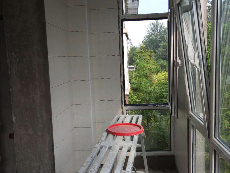 陽臺貼磚裝修：一、瓷磚是否要貼到頂：對于陽臺墻磚所貼的高度，一般的陽臺貼1.2米-1.5米高度就夠了！比洗衣機高點就行。老師傅建議貼瓷磚，一個是整體效果要好，二是打掃要方便。所以還是建議把瓷磚貼到頂，這樣不僅美觀而且以后清理打掃也方便。二、陽臺瓷磚如何收邊：其實最簡單的方法就是不銹鋼收邊。三、瓷磚和乳膠漆如何銜接：老師傅給的建議是先貼好陽臺瓷磚，再掛內墻膩子，通常結合部在轉角處，膩子要和瓷磚側面抹齊平，涂刷乳膠漆時，結合處用刷子沿邊緣手刷即可。四、要不要裝吊頂：老師傅建議采用石材線條、或木線條配合設計來達到瓷磚和吊頂的收邊效果。