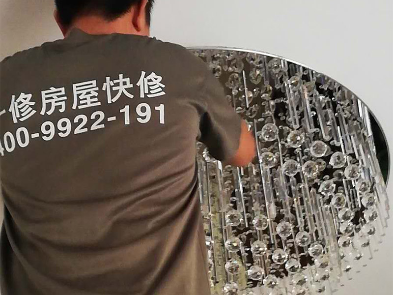 水晶吸頂燈裝修：1、安裝水晶吸頂燈的房間天花上確定安裝位置，并且預(yù)埋上螺栓，或用膨脹螺栓、尼龍塞或塑料塞固定，一般都采用膨脹螺栓; 2、當(dāng)采用膨脹螺栓固定時，應(yīng)按產(chǎn)品的技術(shù)要求選擇螺栓規(guī)格，其鉆孔直徑和埋設(shè)深度要與螺栓規(guī)格相符; 3、水晶吸頂燈安裝前檢查引向每個燈飾的導(dǎo)線線芯的截面，銅芯軟線不小于0.4mm2，銅芯不小于0.5mm2，否則引線必須更換;導(dǎo)線與燈頭的連接、燈頭間并聯(lián)導(dǎo)線的連接要牢固，電氣接觸應(yīng)良好，以免由于接觸不良，出現(xiàn)導(dǎo)線與接線端之間產(chǎn)生火花，而發(fā)生危險; 4、將水晶吸頂燈固定在預(yù)埋的膨脹螺栓上，且每個燈飾用于固定的螺栓或螺釘不應(yīng)少于2個; 5、連接水晶吸頂燈電線，使其通電，并檢查水晶吸頂燈是否固定牢固。 6、檢查電路連接是否正常。