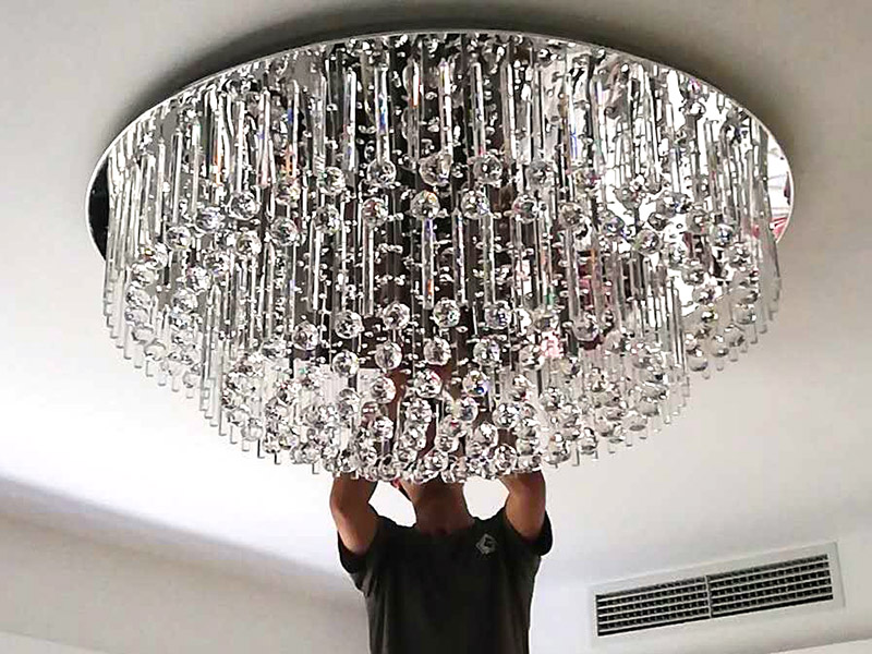 水晶吸頂燈裝修：1、安裝水晶吸頂燈的房間天花上確定安裝位置，并且預(yù)埋上螺栓，或用膨脹螺栓、尼龍塞或塑料塞固定，一般都采用膨脹螺栓; 2、當(dāng)采用膨脹螺栓固定時，應(yīng)按產(chǎn)品的技術(shù)要求選擇螺栓規(guī)格，其鉆孔直徑和埋設(shè)深度要與螺栓規(guī)格相符; 3、水晶吸頂燈安裝前檢查引向每個燈飾的導(dǎo)線線芯的截面，銅芯軟線不小于0.4mm2，銅芯不小于0.5mm2，否則引線必須更換;導(dǎo)線與燈頭的連接、燈頭間并聯(lián)導(dǎo)線的連接要牢固，電氣接觸應(yīng)良好，以免由于接觸不良，出現(xiàn)導(dǎo)線與接線端之間產(chǎn)生火花，而發(fā)生危險; 4、將水晶吸頂燈固定在預(yù)埋的膨脹螺栓上，且每個燈飾用于固定的螺栓或螺釘不應(yīng)少于2個; 5、連接水晶吸頂燈電線，使其通電，并檢查水晶吸頂燈是否固定牢固。 6、檢查電路連接是否正常。