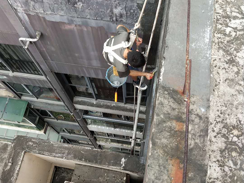 外墻防水維修：1、基層處理：首先要將基層表面的灰塵等清理干凈，一些脆裂的舊層和不耐水的涂層要鏟除，如果有凹處可以用水泥砂漿抹平，小的孔洞和裂縫用水泥乳修補好。 2、刷底膠： 刷底膠時，先要將墻面專用的膠水按照說明上的比例上加水進行稀釋，然后在基層處理好的墻面上用輥筒均勻地涂刷一至二遍膠水打底，涂層膠水要均勻，也不能涂得過多和過少。 3、局部補膩子：基層打底干燥后，用膩子找補不平之處，干后砂平。成品膩子使用前應攪勻，膩子偏稠時可酌量加清水調節。 4、滿刮膩子：將調配好的膩子放在托板上，用橡皮刮板進行涂刷，建議從上往下涂，基層一般要涂刷2-3遍，每一遍的膩子不能太厚，膩子涂刷后要及時用砂紙打磨，打磨時力底要適中，不能有波浪形等，打磨好后掃去灰塵就可以了。 5、刷底涂料：底料按照產品說明書進行稀釋然后攪拌均勻，用滾筒在墻面涂刷，要均勻，不要漏刷，也不能刷得太厚，底料干后如果有要修補的地方，建議用膩子修復然后砂平。