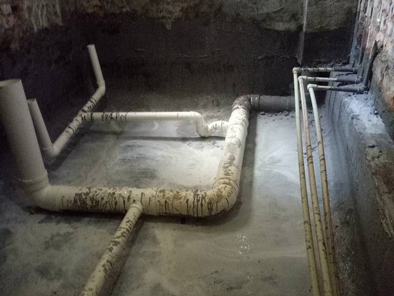 廁所防水保護(hù)維修：防水施工前要清掃干凈，防止石粒和雜物將雨水口、雨水管堵塞.。 防水施工完成后，要及時(shí)將防水保護(hù)層做好，防止破壞。 在施工中運(yùn)送材料的手推車支腿應(yīng)用庶布或膠皮包扎好，防止將防水層刮破，并安排防水人員隨時(shí)檢查，一但發(fā)現(xiàn)有刮破的，要及時(shí)進(jìn)行修補(bǔ)。 在施工防水時(shí)，要注意防止對(duì)屋面及其他已做完墻面的污染。 水落口處在施工時(shí)，要做臨時(shí)封閉，防止管內(nèi)堵塞。 屋面防水施工時(shí)，嚴(yán)禁穿帶釘子的鞋作業(yè)。