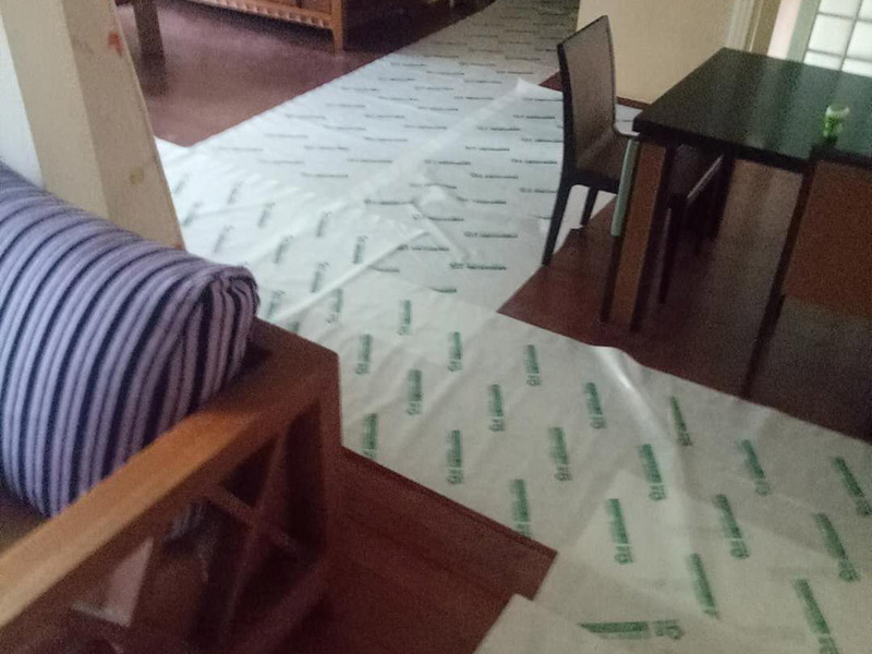 廁所防水保護(hù)維修：防水施工前要清掃干凈，防止石粒和雜物將雨水口、雨水管堵塞.。 防水施工完成后，要及時(shí)將防水保護(hù)層做好，防止破壞。 在施工中運(yùn)送材料的手推車支腿應(yīng)用庶布或膠皮包扎好，防止將防水層刮破，并安排防水人員隨時(shí)檢查，一但發(fā)現(xiàn)有刮破的，要及時(shí)進(jìn)行修補(bǔ)。 在施工防水時(shí)，要注意防止對(duì)屋面及其他已做完墻面的污染。 水落口處在施工時(shí)，要做臨時(shí)封閉，防止管內(nèi)堵塞。 屋面防水施工時(shí)，嚴(yán)禁穿帶釘子的鞋作業(yè)。