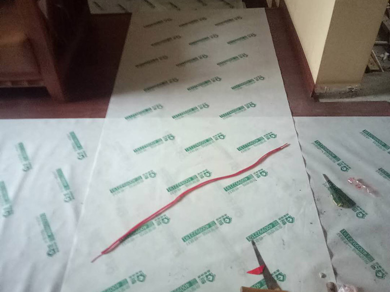 廁所防水保護(hù)維修：防水施工前要清掃干凈，防止石粒和雜物將雨水口、雨水管堵塞.。 防水施工完成后，要及時(shí)將防水保護(hù)層做好，防止破壞。 在施工中運(yùn)送材料的手推車支腿應(yīng)用庶布或膠皮包扎好，防止將防水層刮破，并安排防水人員隨時(shí)檢查，一但發(fā)現(xiàn)有刮破的，要及時(shí)進(jìn)行修補(bǔ)。 在施工防水時(shí)，要注意防止對(duì)屋面及其他已做完墻面的污染。 水落口處在施工時(shí)，要做臨時(shí)封閉，防止管內(nèi)堵塞。 屋面防水施工時(shí)，嚴(yán)禁穿帶釘子的鞋作業(yè)。