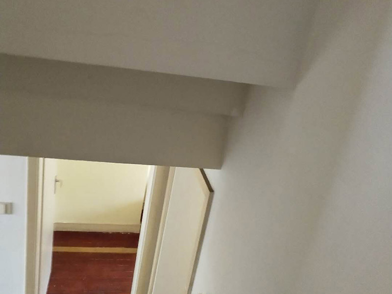 墻面翻新裝修：1、清理墻面： 舊墻面在翻新前一定要做墻面基底處理，粉化嚴重的要全部鏟除，鏟除后抹上一層白水泥，原來墻面過于光滑、刷過油漆的鏟除后還要做打磨處理，把粘結(jié)不牢的表皮去掉，便于新涂料和墻體粘結(jié)。 2、涂刷底漆： 墻面底漆的作用是抗堿防潮、封固基材、保護面漆，提高面漆的質(zhì)感和遮蓋力，對于老房翻新，墻面一定要做底漆，如果沒有刷底漆就直接上面漆的話，時間一長墻面容易起泡、發(fā)霉，太陽照曬時間長了也容易變色。 3、大面積修補： 已經(jīng)上好面漆的墻面要修補會比較麻煩，容易產(chǎn)生色差，材料的使用時間不同，質(zhì)量也難以保證，很難達到理想效果。 所以墻面的修補最好是整塊墻面，或是盡可能地選擇較大面積進行修補，這樣可以盡量避免產(chǎn)生色差，修補后的質(zhì)量也更好。