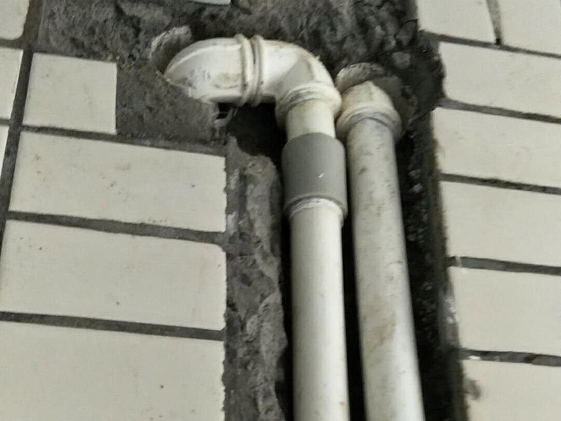 水管維修改造：　1、開槽。先彈線，再開槽，管路開槽按照要求必須是平行線和垂直線。對于平行走線的管路一律控制在60-90厘米高，如果安裝了水龍頭的管路記得要能夠垂直。
2、安裝。管道分為冷水管和熱水管，暗藏管道要杜絕使用鍍鋅鐵管。可以通過施工人員和業(yè)主商量水域和使用功能，安排水電師傅排放安裝好的所有水龍頭和用水位置。要是沒有完整圖紙的和業(yè)主溝通增加現場定位水路使用功能。
3、檢驗。一定要對管道進行檢查，關系到以后水路安全問題，我們可以通過試壓方法做管道檢查，試壓是管道檢查滲漏的方法之一，可以先堵頭將所有內絲堵死。用壓力表打壓(家裝一般6--8kg)試水。打壓之后檢查所有管道所有接頭。
　4、防水。水路管道裝好之后，用水泥沙子混合封好衛(wèi)生間的線槽，等線槽和地面干后，再次清洗地面和墻面，墻地面水分干了就可以做防水，墻面防水最好在80cm以上高。要是廚房墻背面有家具的墻面，必須做滿墻，才能帶來好的防潮效果。
5、電路開槽。和業(yè)主商量用電功能和要求之后，和電工師傅交底，彈好平行和垂直開槽。
6、電路布線。對于電路布線家用2.5—6平米以上銅芯線、16mm以上線管。而強弱電線管與暗合要分開。