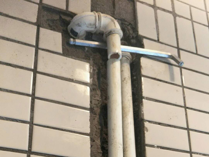 水管維修改造：　1、開槽。先彈線，再開槽，管路開槽按照要求必須是平行線和垂直線。對于平行走線的管路一律控制在60-90厘米高，如果安裝了水龍頭的管路記得要能夠垂直。
2、安裝。管道分為冷水管和熱水管，暗藏管道要杜絕使用鍍鋅鐵管。可以通過施工人員和業(yè)主商量水域和使用功能，安排水電師傅排放安裝好的所有水龍頭和用水位置。要是沒有完整圖紙的和業(yè)主溝通增加現場定位水路使用功能。
3、檢驗。一定要對管道進行檢查，關系到以后水路安全問題，我們可以通過試壓方法做管道檢查，試壓是管道檢查滲漏的方法之一，可以先堵頭將所有內絲堵死。用壓力表打壓(家裝一般6--8kg)試水。打壓之后檢查所有管道所有接頭。
　4、防水。水路管道裝好之后，用水泥沙子混合封好衛(wèi)生間的線槽，等線槽和地面干后，再次清洗地面和墻面，墻地面水分干了就可以做防水，墻面防水最好在80cm以上高。要是廚房墻背面有家具的墻面，必須做滿墻，才能帶來好的防潮效果。
5、電路開槽。和業(yè)主商量用電功能和要求之后，和電工師傅交底，彈好平行和垂直開槽。
6、電路布線。對于電路布線家用2.5—6平米以上銅芯線、16mm以上線管。而強弱電線管與暗合要分開。