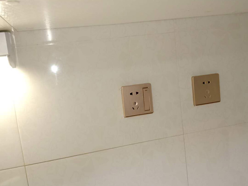 燈具插座安裝：1、吊燈：吊燈安裝在混凝土頂面上時，可采用預埋件、穿透螺栓及脹管螺栓緊固/2、吸頂燈：吸頂燈有圓形、方形或矩形底座（底盤），底座大小不等。3、壁燈根據底座的構造可采用底臺或不用底臺，用底臺時應先固定底臺，然后再將壁燈固定在底臺上。4、筒燈：根據筒燈尺寸、安裝位置在吊頂上劃線鉆孔，將吊頂內預留電源線與筒燈連接通，調整筒燈固定彈簧片的蝶形螺母，使彈簧片的高度與吊頂厚度相同，把筒燈推入吊頂開孔處 , 并裝上合適的燈泡。