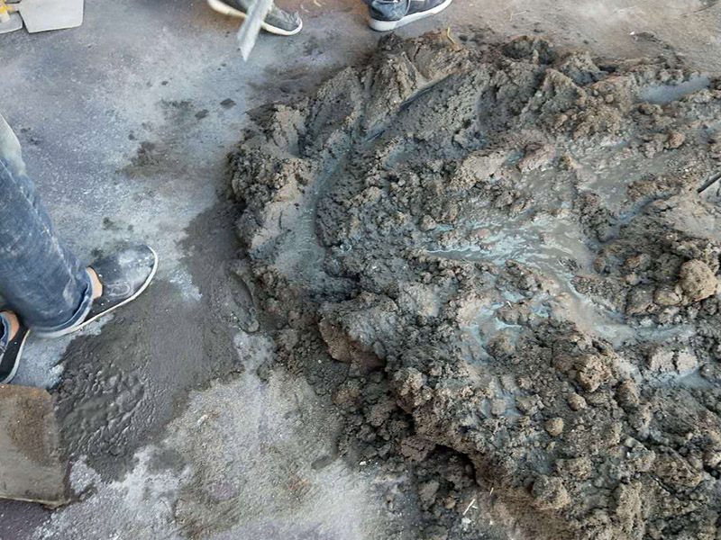 樓梯改造維修：鋼筋應選用正品鋼材，水泥選用正產42.5R，煉石或建牌品牌； 沙石水泥混合比例嚴格執行建設部行業標準； 在鋼筋連接加固上，因現場情形千差萬別尤為講究慎重，大體操作上均選擇在不破壞原建筑結構前提下，首先用人工方式（這樣可最有效降低對原混泥土強度的破壞）鑿出相應位置原建筑結構鋼筋，后進行正確合理的布筋，以提高接點強度。 在時間上工期一般控制在9~15天，施工過程可與裝修水電項目同時進行，相互配合。