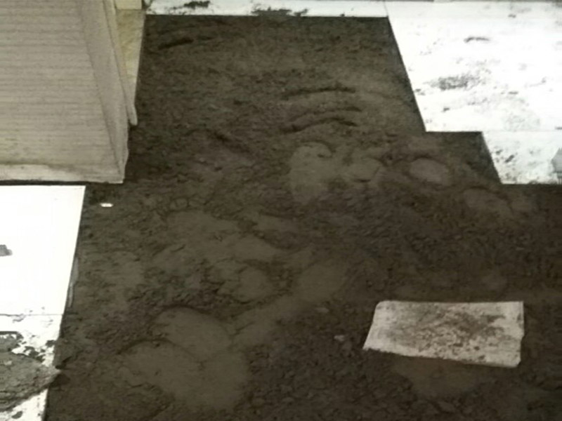 瓷磚重新鋪貼：1、基層處理：把沾在基層上的浮漿、落地灰等用暫子或鋼絲刷清理掉，再用掃帚將浮土清掃干凈。2、找標高：根據水平標準線和設計厚度，在四周墻、柱上彈出面層的上平標高控制線。3、鋪設結合層砂漿：鋪設前應將基底濕潤，并在基底上刷一道素水泥漿或界面結合劑，隨刷隨鋪設攪拌均勻的干硬性水泥砂漿。4、鋪磚：將磚放置在于拌料上，用橡皮錘找平，之后將磚拿起，在干拌料上澆適量素水泥漿，同時在磚背面涂厚度約lnm的素水泥膏，再將磚放置在找過平的干拌料上，用橡皮錘按標高控制線和方正控制線坐平坐正。5、養護：當磚面層鋪貼完24h內應開始澆水養護，養護時間不得小于7d。