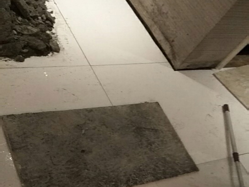 瓷磚重新鋪貼：1、基層處理：把沾在基層上的浮漿、落地灰等用暫子或鋼絲刷清理掉，再用掃帚將浮土清掃干凈。2、找標高：根據水平標準線和設計厚度，在四周墻、柱上彈出面層的上平標高控制線。3、鋪設結合層砂漿：鋪設前應將基底濕潤，并在基底上刷一道素水泥漿或界面結合劑，隨刷隨鋪設攪拌均勻的干硬性水泥砂漿。4、鋪磚：將磚放置在于拌料上，用橡皮錘找平，之后將磚拿起，在干拌料上澆適量素水泥漿，同時在磚背面涂厚度約lnm的素水泥膏，再將磚放置在找過平的干拌料上，用橡皮錘按標高控制線和方正控制線坐平坐正。5、養護：當磚面層鋪貼完24h內應開始澆水養護，養護時間不得小于7d。