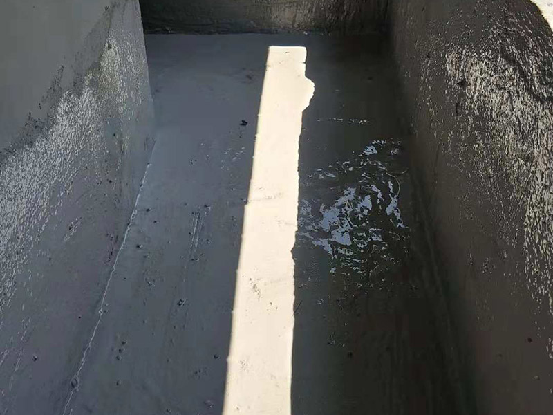 小露臺防水施工：1、選好防水涂料：涂料選好了，防水就成功了一大半。沒有優(yōu)良的性能和良好的保護(hù)措施，難以達(dá)到要求的耐久年限。所以應(yīng)選擇抗拉強(qiáng)度高、延伸率大、耐老化好的防水材料。 　　2.坡度設(shè)計(jì)：首先要確保地面有坡度，低的一邊為排水口。然后就是要確保陽臺和客廳或陽臺和起居室至少要有2～3公分的高度差。一般情況下要使客廳和陽臺有這樣的高度差其實(shí)是很有難度的，因?yàn)榻ㄖ旧砜赡芨叨炔钪挥?公分左右。建議用一塊大理石板來做裝飾，既實(shí)用又美觀。 　　3.在露臺地面要確保排水系統(tǒng)的順暢，特別是陽臺養(yǎng)有植物時(shí)要定期清理，防止排水時(shí)堵塞地漏，以防止積水滲透進(jìn)居室。