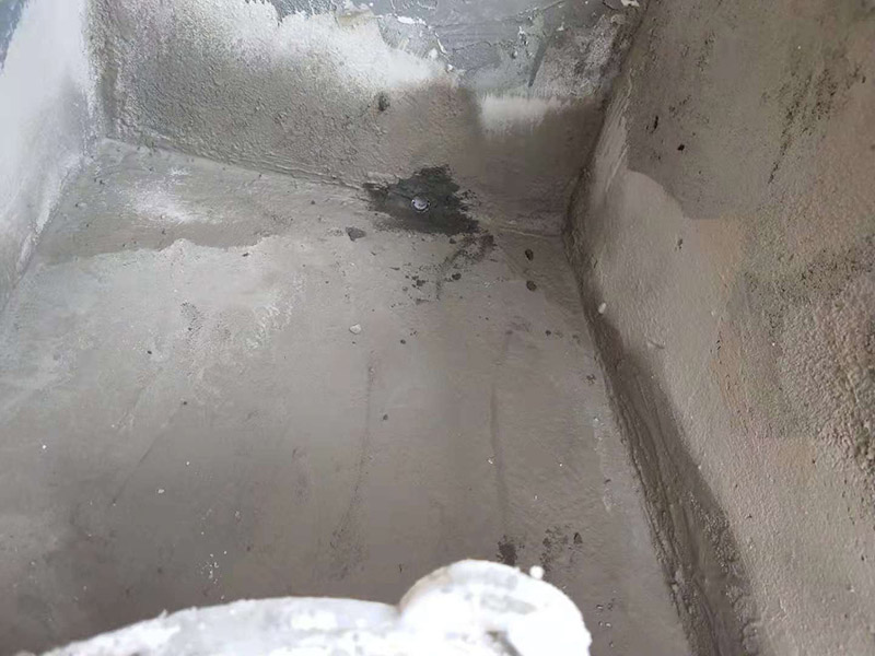 小露臺防水施工：1、選好防水涂料：涂料選好了，防水就成功了一大半。沒有優(yōu)良的性能和良好的保護(hù)措施，難以達(dá)到要求的耐久年限。所以應(yīng)選擇抗拉強(qiáng)度高、延伸率大、耐老化好的防水材料。 　　2.坡度設(shè)計(jì)：首先要確保地面有坡度，低的一邊為排水口。然后就是要確保陽臺和客廳或陽臺和起居室至少要有2～3公分的高度差。一般情況下要使客廳和陽臺有這樣的高度差其實(shí)是很有難度的，因?yàn)榻ㄖ旧砜赡芨叨炔钪挥?公分左右。建議用一塊大理石板來做裝飾，既實(shí)用又美觀。 　　3.在露臺地面要確保排水系統(tǒng)的順暢，特別是陽臺養(yǎng)有植物時(shí)要定期清理，防止排水時(shí)堵塞地漏，以防止積水滲透進(jìn)居室。