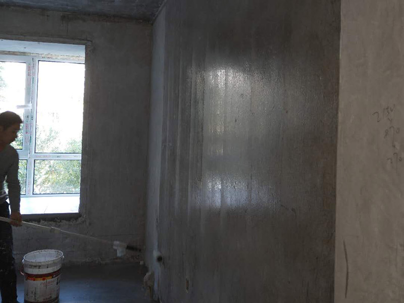 房屋整體翻新：檢查墻面破損位置，如粉化，開裂，滲水，起皮現(xiàn)象嚴(yán)重的利用鏟刀直接全部鏟除至基層，局部破損現(xiàn)象不嚴(yán)重的位置直接用打磨機(jī)或者砂紙打磨即可。貼過墻紙的一定要完全清理掉墻紙內(nèi)的膠，因?yàn)槟z水時(shí)間長(zhǎng)了之后會(huì)產(chǎn)生化學(xué)反應(yīng)，會(huì)對(duì)膩?zhàn)訉佑兴绊懀乙自斐森h(huán)保污染，揮發(fā)有害物質(zhì)。墻面完全鏟除后，需用打磨機(jī)打磨墻面起到找平的作用，然后做防水界面劑施工，防水施工的目的是防止天氣潮濕或者樓頂漏水，陽臺(tái)滲水導(dǎo)致墻面乳膠漆掉皮，界面劑的作用是為了增強(qiáng)水泥基層的粘接力。墻面界面劑干透后，就可進(jìn)行掛網(wǎng)施工，接著膩?zhàn)优未蚰ィ灼嵬克ⅲ嫫嵬克ⅲ荏w現(xiàn)整個(gè)漆面的光澤，手感，因此面漆的好壞直接決定了整片漆膜的好壞。