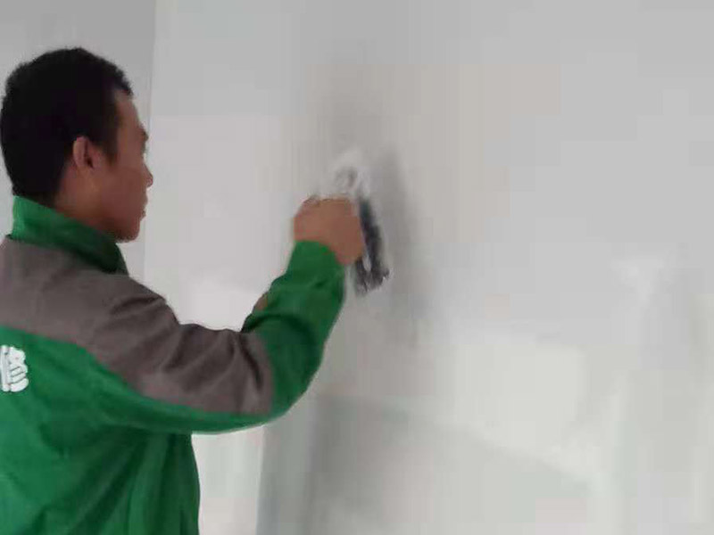 過道成品保護：各種裝修物料的進場以及各種建筑裝修垃圾的清理，都會經過入戶門，這些物品在搬運的過程中，難免會和入戶門發生磕碰，造成入戶門的磕碰劃傷，所以，第一個需要做好成品保護的地方就是入戶門。 在裝修開工前直到家具進場期間，都需要對入戶門進行保護！可以使用成品保護膜將門包裹。 地面瓷磚鋪貼完后，用成品保護膜覆蓋磚面，既可以防止裝修時的沙子磨傷地面，同時也能有效地防止油漆涂料等有色液體滴落磚面，造成地面污染。