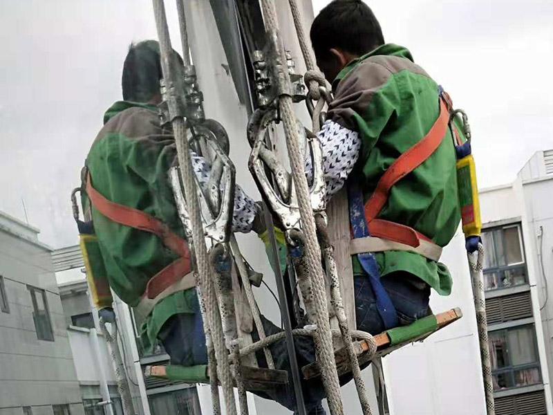 外墻窗戶打膠：在給斷橋鋁門窗打膠的時候，如果需要在室外才能打膠的話，必須在室外打膠，因為如果勉強在室內進行打膠的話，顯然打出來的膠會不均勻，這樣就起不到防水的作用了。其次，在給斷橋鋁門窗打膠的時候，需要將斷橋鋁門窗邊上的膠帶給處理掉，不要粘在上面就進行打膠防水了，這個也是比較重要的，否則時間久了之后，膠帶脫膠，防水效果就沒有了。之后，在給斷橋鋁門窗打膠的時候，盡可能的使用滿膠，然后用上另外一罐膠繼續打，這樣打不出來不美觀之外，還會出現氣泡，防水效果極差。接著，在給斷橋鋁門窗打膠之前，適當的修復一下需要打膠的位置，尤其是有一些水泥等藏起來的物體，因為那是會影響打膠后的效果的，需要處理好再打膠，效果會好很多。最后，需要處理掉周圍多余的膠，如果出現明顯的氣孔的話，我們只能適當補膠，需要用小的頭子來補膠。