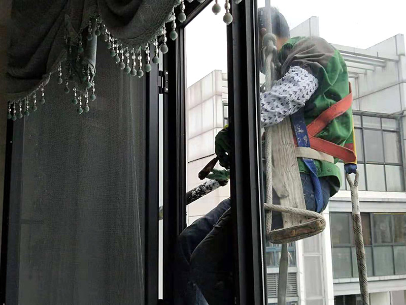 外墻窗戶打膠：在給斷橋鋁門窗打膠的時候，如果需要在室外才能打膠的話，必須在室外打膠，因為如果勉強在室內進行打膠的話，顯然打出來的膠會不均勻，這樣就起不到防水的作用了。其次，在給斷橋鋁門窗打膠的時候，需要將斷橋鋁門窗邊上的膠帶給處理掉，不要粘在上面就進行打膠防水了，這個也是比較重要的，否則時間久了之后，膠帶脫膠，防水效果就沒有了。之后，在給斷橋鋁門窗打膠的時候，盡可能的使用滿膠，然后用上另外一罐膠繼續打，這樣打不出來不美觀之外，還會出現氣泡，防水效果極差。接著，在給斷橋鋁門窗打膠之前，適當的修復一下需要打膠的位置，尤其是有一些水泥等藏起來的物體，因為那是會影響打膠后的效果的，需要處理好再打膠，效果會好很多。最后，需要處理掉周圍多余的膠，如果出現明顯的氣孔的話，我們只能適當補膠，需要用小的頭子來補膠。