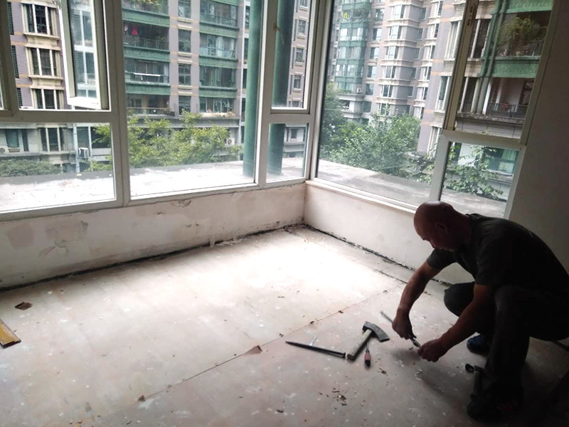 地板拆除維修：復合木地板拆除工藝比較簡單，清除房間的家具后，使用平口螺絲刀將踢腳線撬開，再沿著踢腳線邊緣將墻角的地板撬開并拆除，這塊地板可能會破損，但是其他地板就可以完整拆除了，帶有鎖扣結構的復合木地板要順應地板的長邊抽出，這樣會比較輕松。拆除后的復合木地板沒有保留價值，一般都要清運出場最后將鋪至地板下防潮氈揭開，底層可能會有潮濕，這時要開窗通風，待地面完全工燥后再鋪設新地板。 實木地板的拆除工藝比較復雜，拆除踢腳線后仍從墻角邊緣開始，使用起釘錘將木地板撬起抽出，由于實木地板安裝在木龍骨上，撬起時會有一定的彈性，施工難度較大，但是不能使用切割機，因為切割機容易破壞地面和固定木龍骨的膨脹螺栓而產生火花。