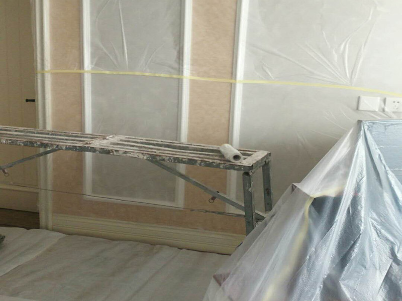 客廳天花板維修：導致掉皮的原因其實也并不少，要根據原因入手去弄哦，這樣才更有效！施工溫度的原因，乳膠漆施工溫度低，未能形成連續的涂膜而龜裂，遇水即會脫落;基層疏松，有油污等污物，涂膜與基層粘附不好，造成剝落；基層批刮膩子強度低，膩子層未干透即涂刷乳膠漆；基層過于平滑，以造成涂膜附著力不好。剝落防范:施工前先觀察一下，清理好基層。原來的乳膠漆最好鏟掉，重新批一下墻面，再上新乳膠漆。直接滾上去覆蓋的話時間不長很容易脫落。墻面時間長也會起鼓、掉皮的，你就是買高品質的抗堿底漆、封閉底漆先刷幾遍再做基層處理和乳膠漆。