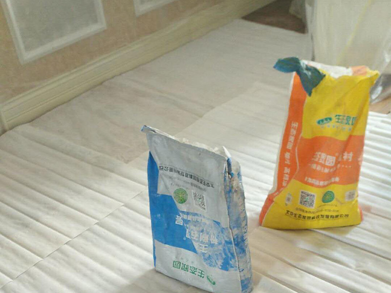 客廳天花板維修：導致掉皮的原因其實也并不少，要根據原因入手去弄哦，這樣才更有效！施工溫度的原因，乳膠漆施工溫度低，未能形成連續的涂膜而龜裂，遇水即會脫落;基層疏松，有油污等污物，涂膜與基層粘附不好，造成剝落；基層批刮膩子強度低，膩子層未干透即涂刷乳膠漆；基層過于平滑，以造成涂膜附著力不好。剝落防范:施工前先觀察一下，清理好基層。原來的乳膠漆最好鏟掉，重新批一下墻面，再上新乳膠漆。直接滾上去覆蓋的話時間不長很容易脫落。墻面時間長也會起鼓、掉皮的，你就是買高品質的抗堿底漆、封閉底漆先刷幾遍再做基層處理和乳膠漆。