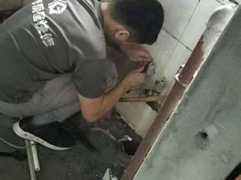 房屋管道改造：1、粘膠問題 下水道改造過程中需要用黏膠對管道和下水口進行粘結，在粘結的時候一定不要馬虎了事，仔細的涂刷，不要留下雜質，在管道的內外部分都應該涂上黏膠，這樣才可以在日后的使用中不出現漏水的情況。 2、高低傾斜度 高低傾斜度關系到下水道的出水是否能順暢，一般要下水管道低于進水口，注意在進行下水管道的改造中不要去改變原有的下水位置和高度，不然可能會造成衛生間積水。 3、管道處理 下水管道的長度不應該太多長，因為會容易引發堵塞，在日后的使用中如果出現問題維修起來也比較麻煩。