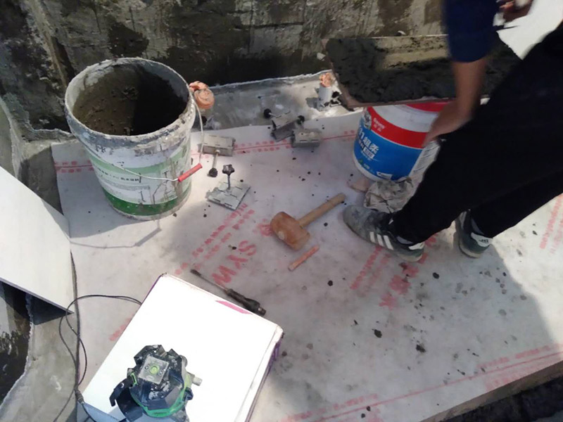 廁所墻面貼瓷磚：廁所貼瓷磚：首先應除去基層表面的污垢，油漬，浮灰;除去基層上所有涂料層，膩子層;如果基層未能達到平整度要求，需對基層進行預先的找平處理；鋪貼瓷磚前需事先找好垂直線，以此為基準鋪貼的瓷磚高低均勻、垂直美觀；應對瓷磚的色彩、紋理、表面平整等進行嚴格的挑選，然后按照圖紙要求預鋪，調制粘結劑；然后將調制好的漿料均勻地抹在瓷磚背面，要求漿料飽滿，瓷磚平整地鋪貼在基層上，使用橡膠錘將瓷磚拍實鋪平；最后瓷磚鋪貼結束后24小時，可進行嵌縫施工，嵌縫后用浸濕的織物清理多余的嵌縫劑，保持瓷磚表面清潔。